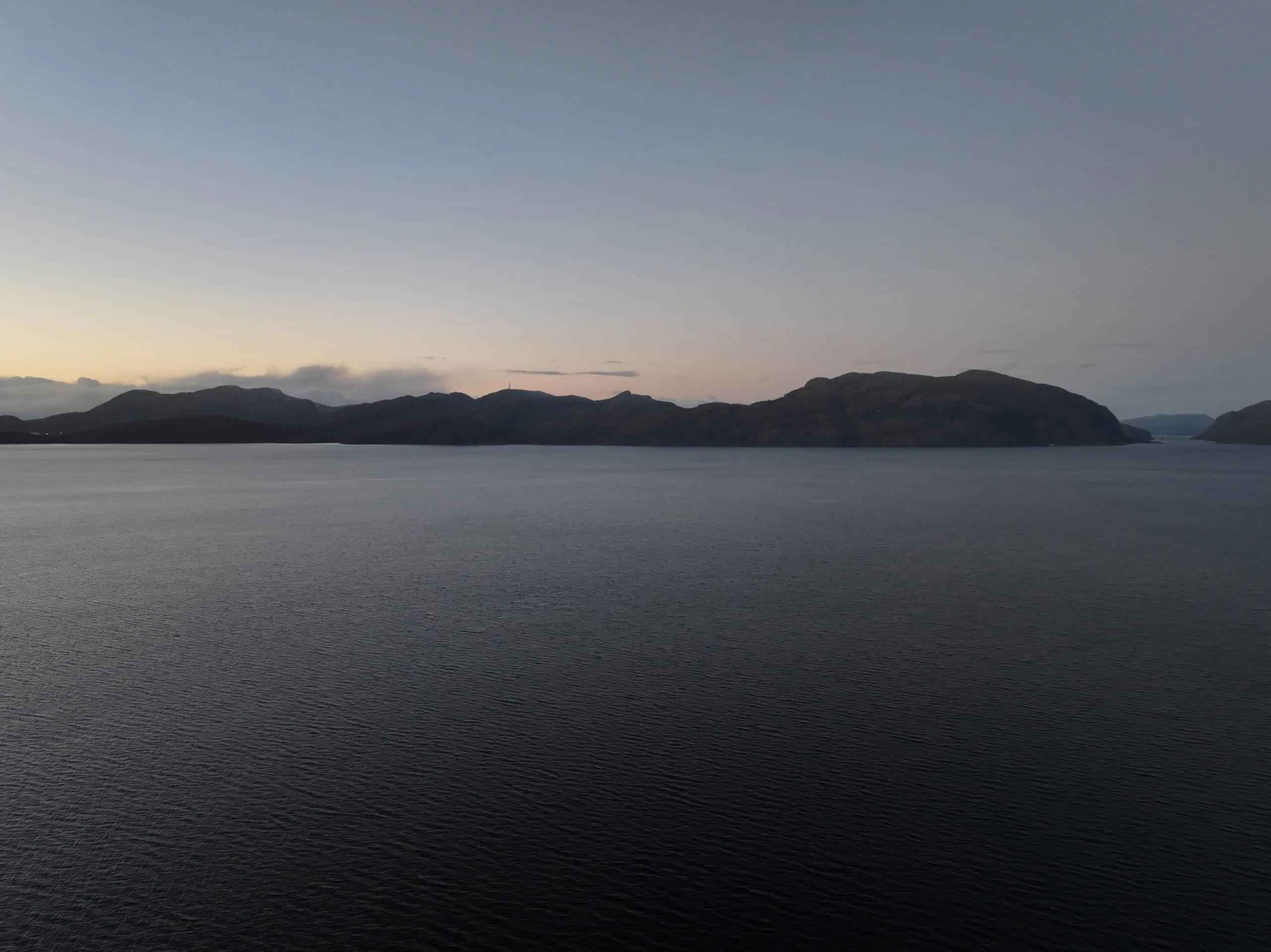Rolig fjord på Sørlandet i blått morgenlys